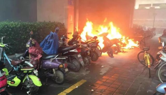 电瓶车自燃，市民帮忙灭火被褒扬，这事儿到底值不值得夸？